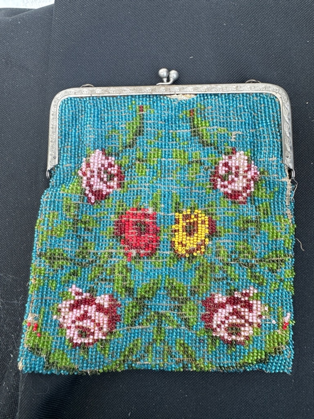 ANTIQUE 1900s to 1920s MICRO BEADED BAG TURQUOISE W/ METAL FRAME & CHAIN STRAP - Picture 2 of 9